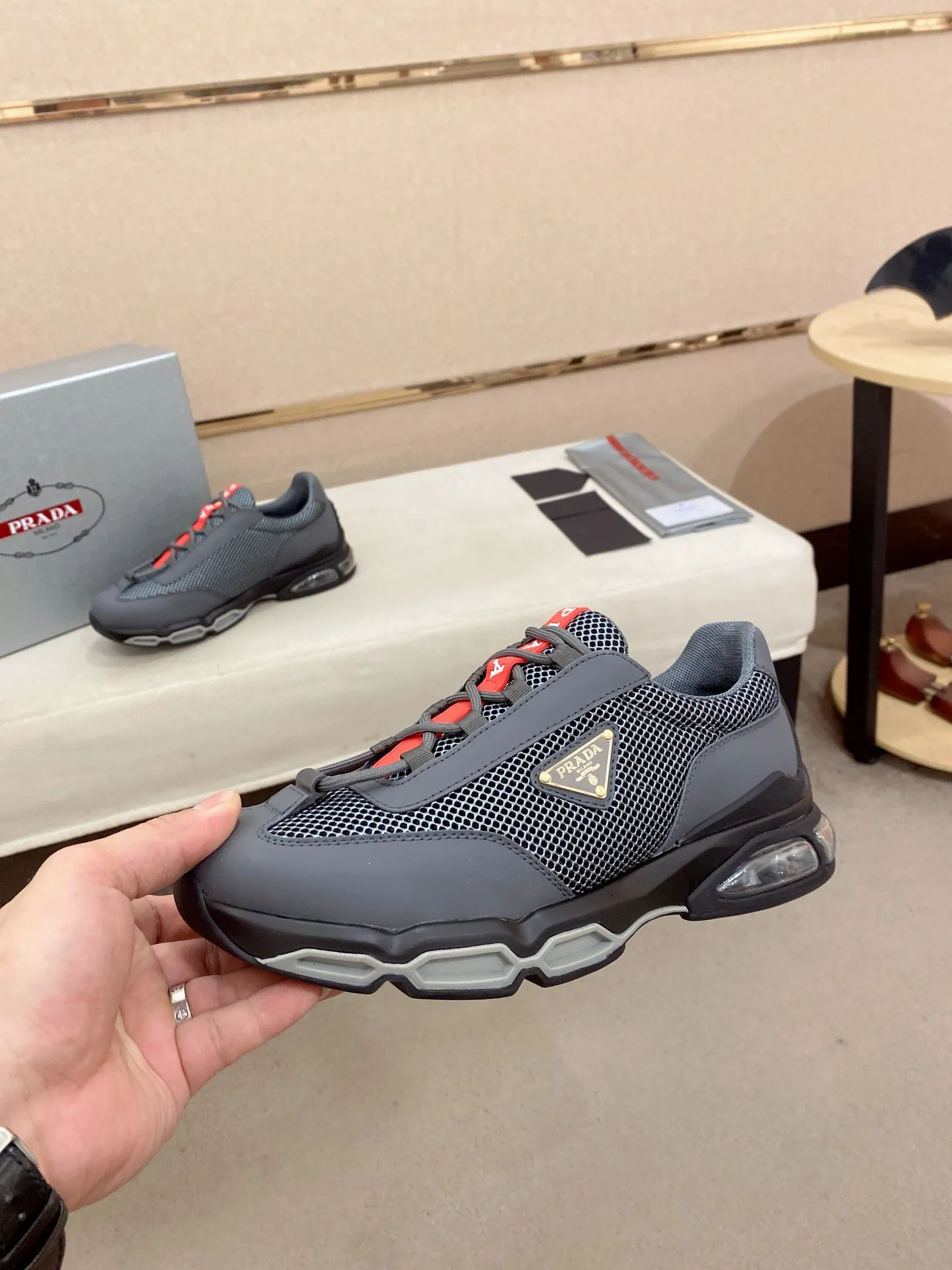 Factory price 660💰 ✔️✔️✔️High version High-quality new PRADA (Prada) counters are on the market at the same time, new men's shoes, 😘fabrics imported first-layer cowhide and mesh fabrics, purely handmade. Lining: Full cowhide lining. 👍🏿 High-end ☄️ air-cushion molded anti-slip rubber outsole, exquisite lines, simple and elegant, comfortable and high-end for leisure travel. Code number: 38 to 45